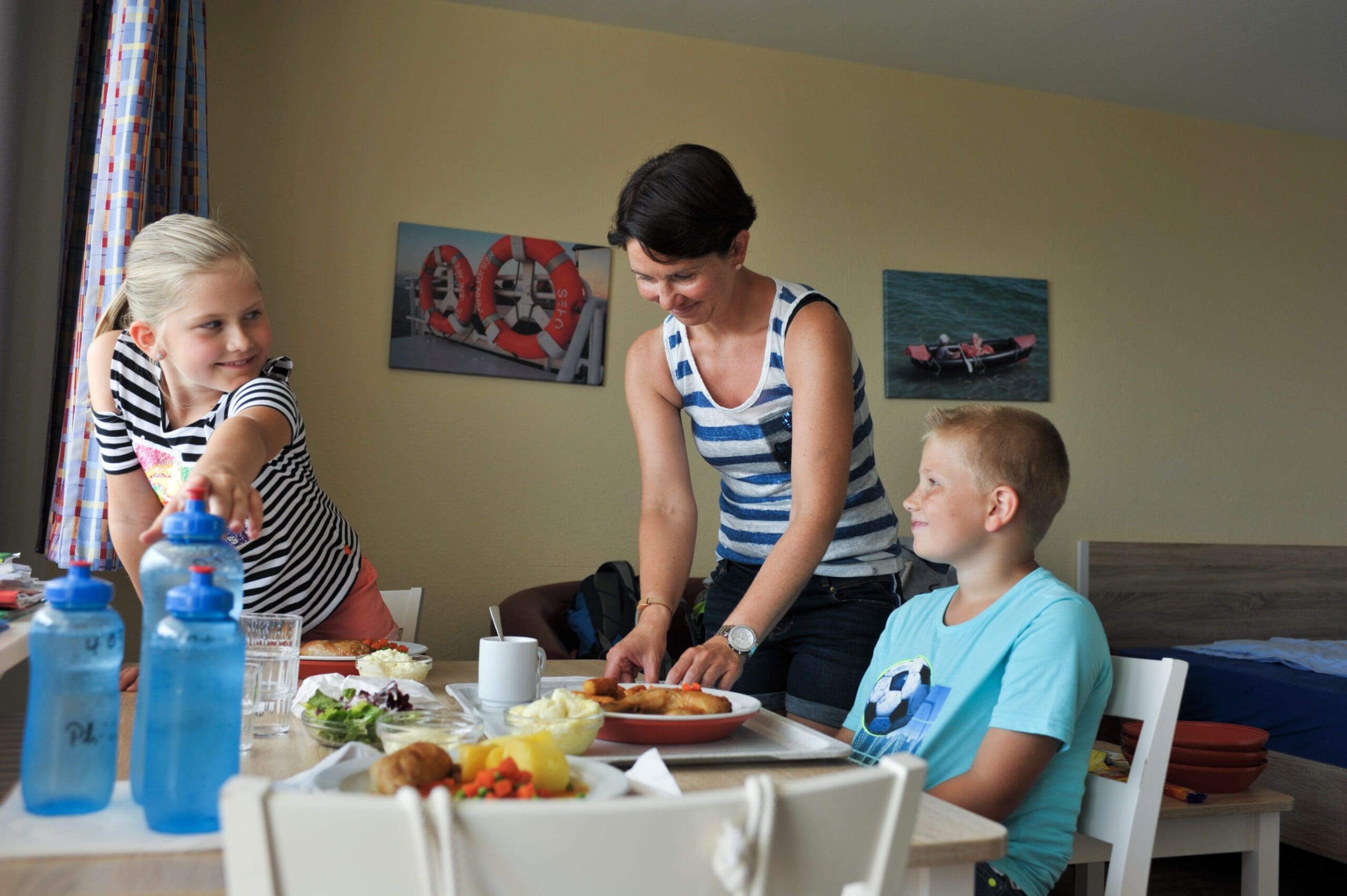 Mutter mit zwei Kindern am Esstisch