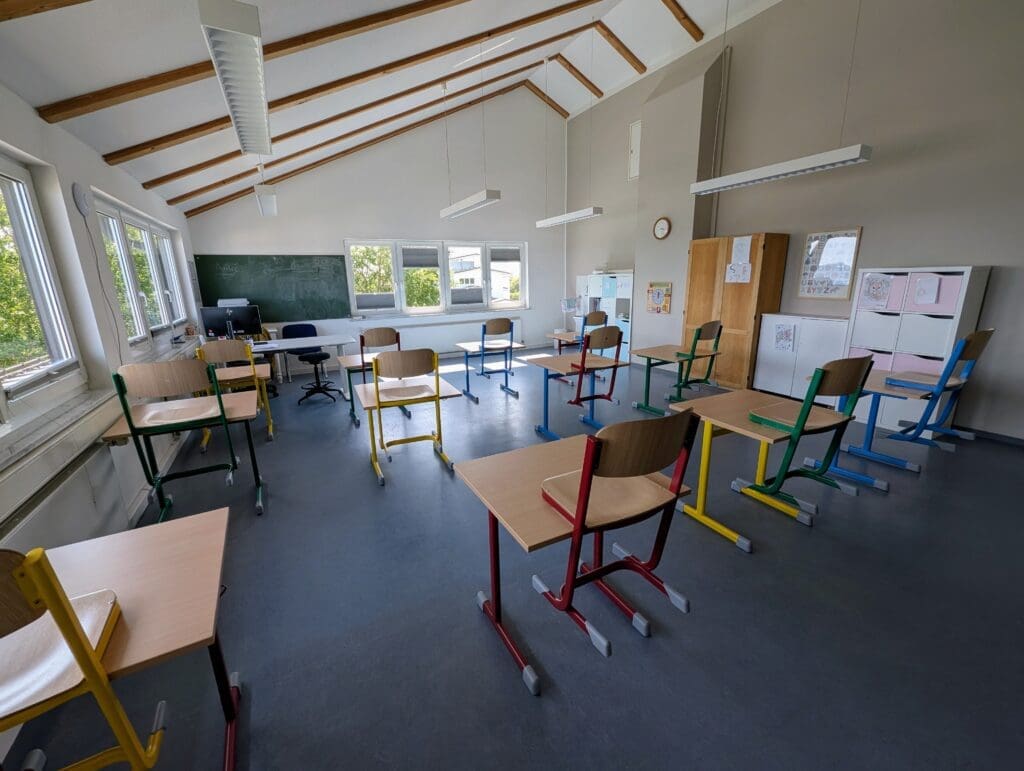 Klassenzimmer mit Tischen und Stühlen