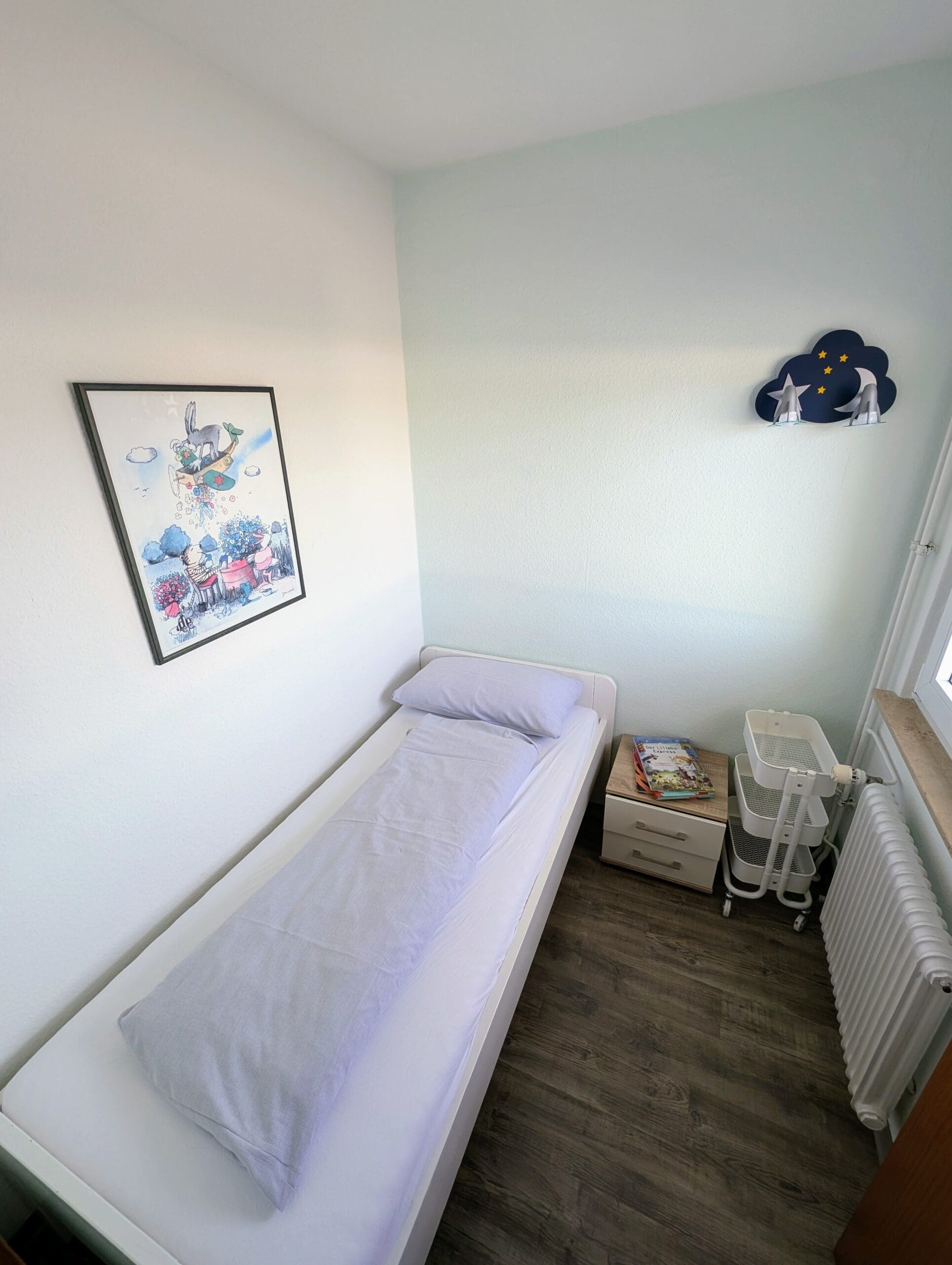 Einzelbett in einem hellen Zimmer