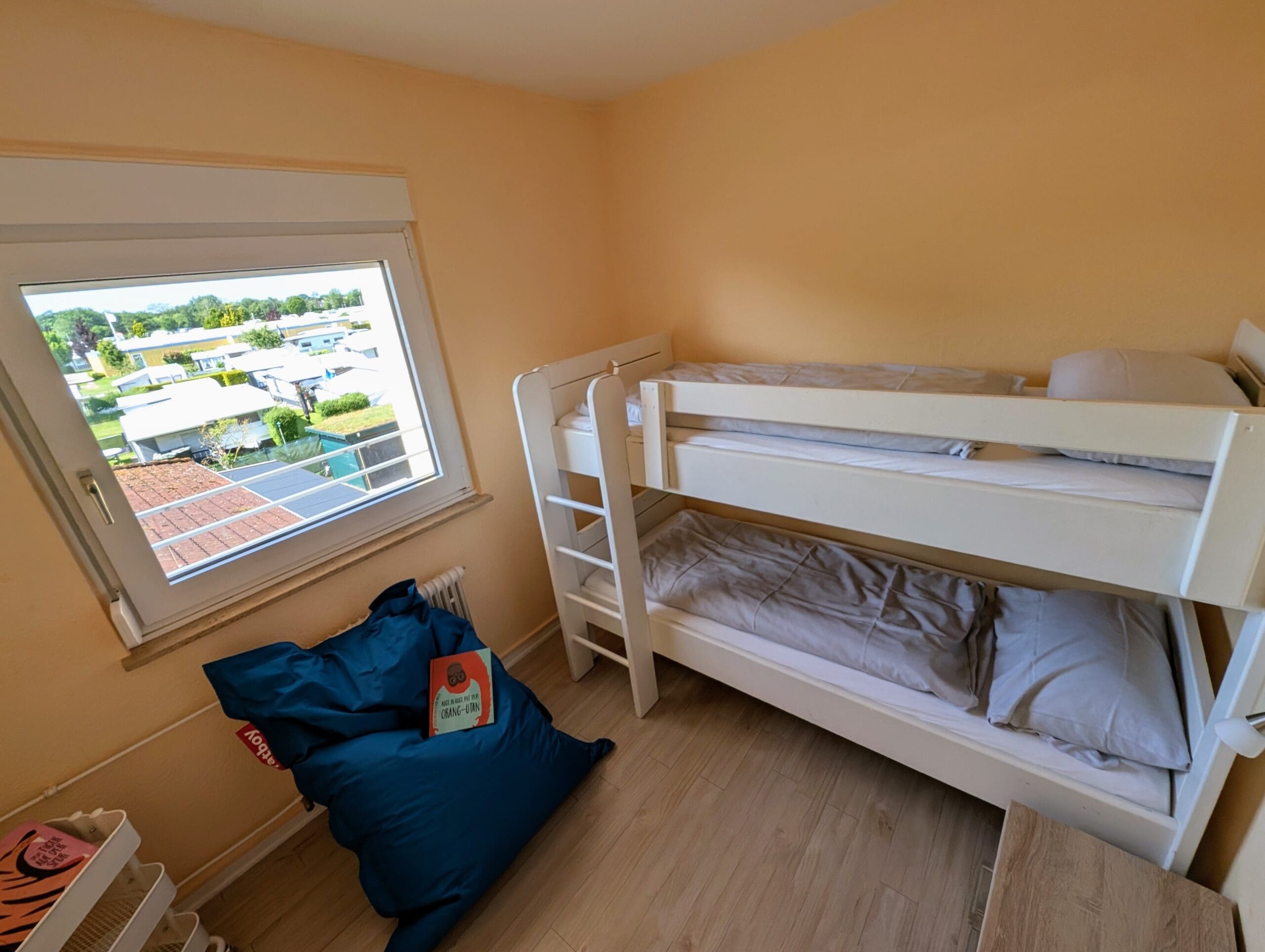 Zimmer mit Etagenbett und Spielzeug