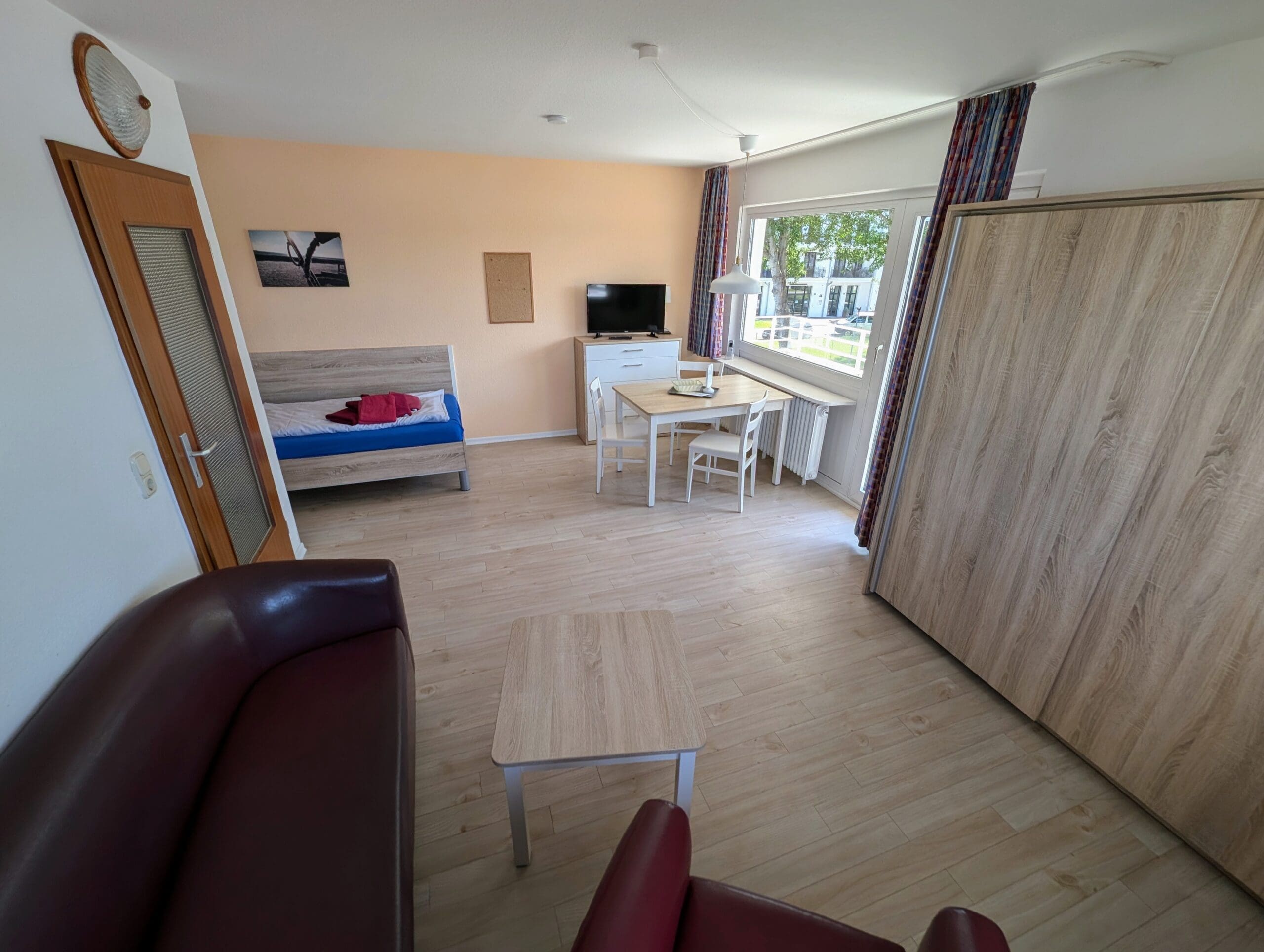 Appartement mit Sofa, Sessel und Tisch