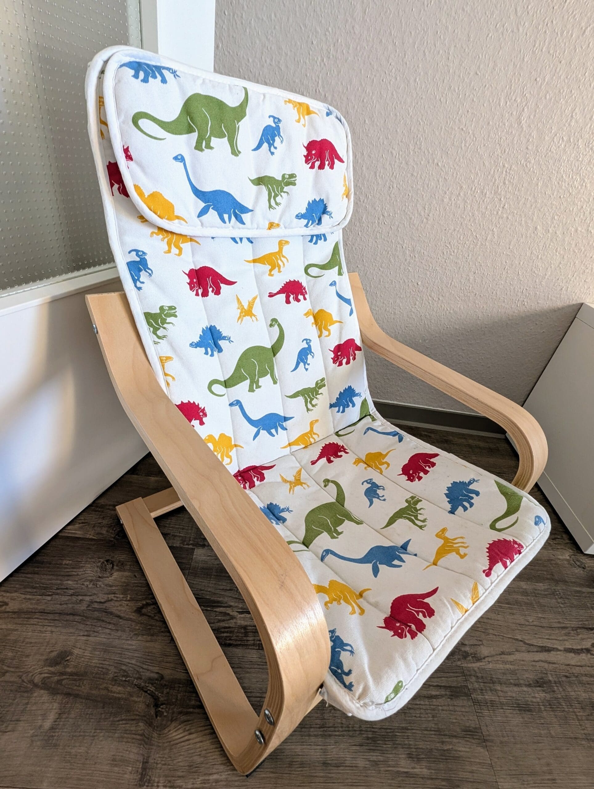 Kindersessel mit buntem Dino-Motiv
