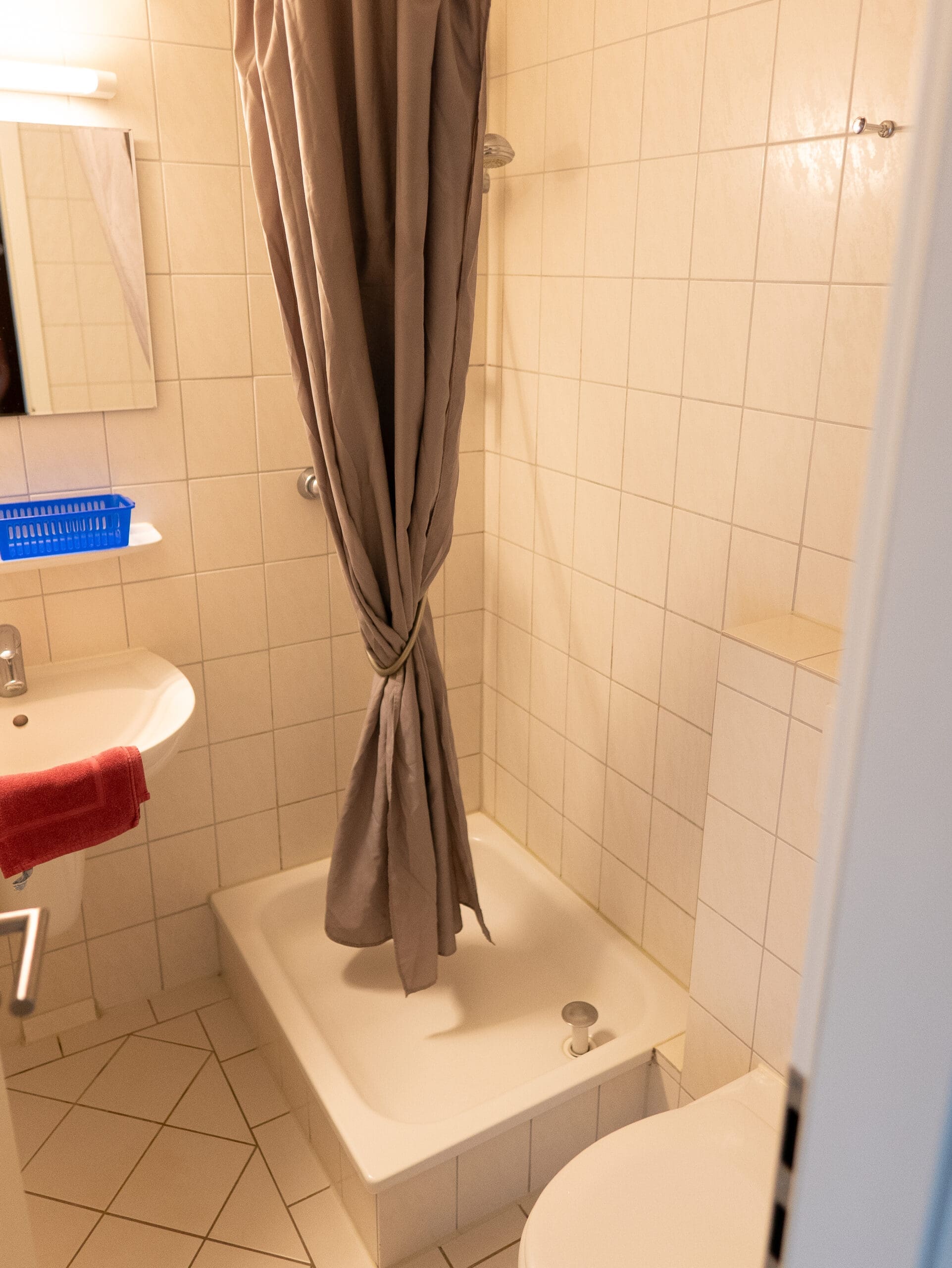 Dusche mit Duschvorhang im Bad
