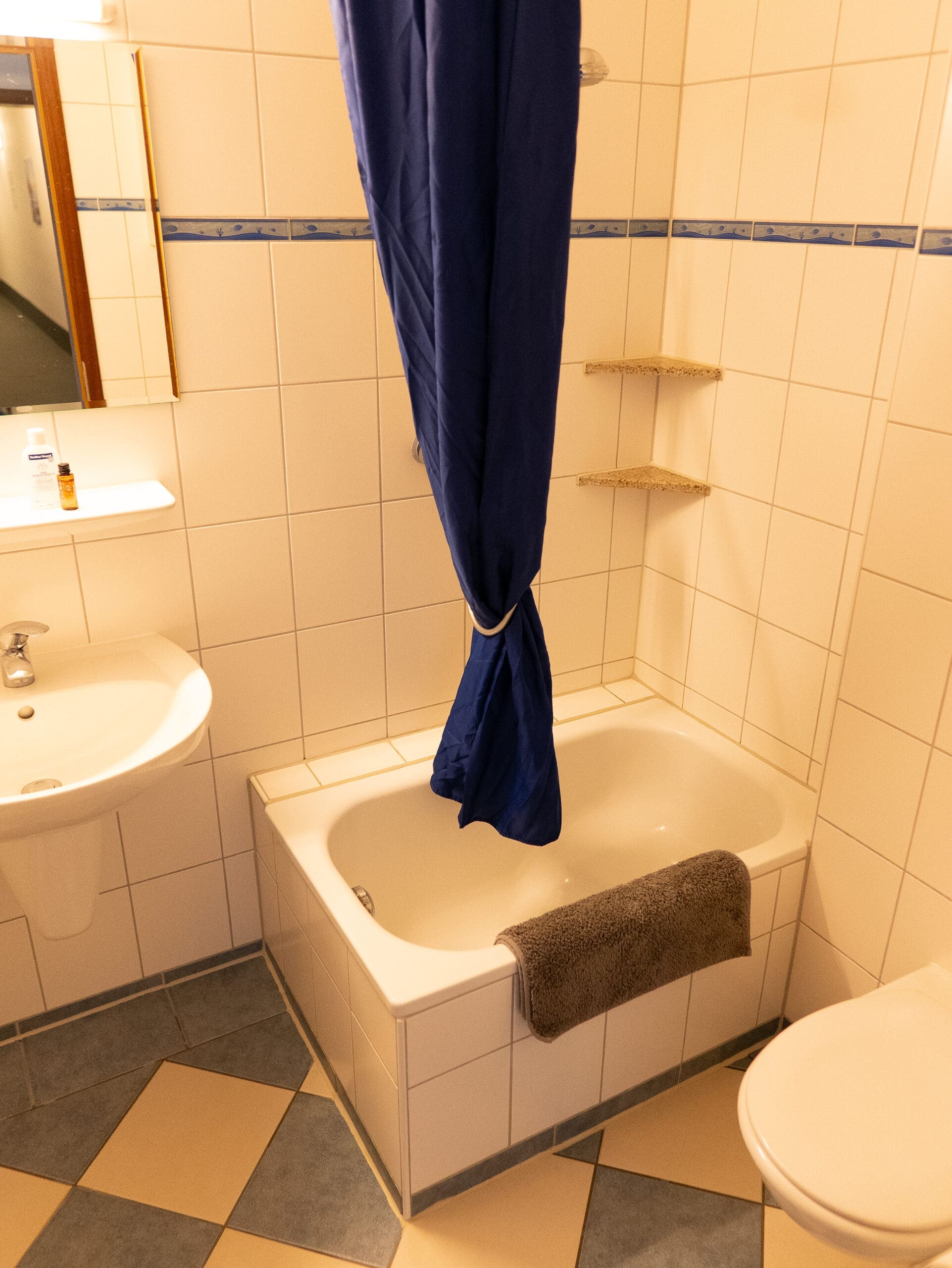 Kleines Badezimmer mit Sitzbadewanne und Vorhang