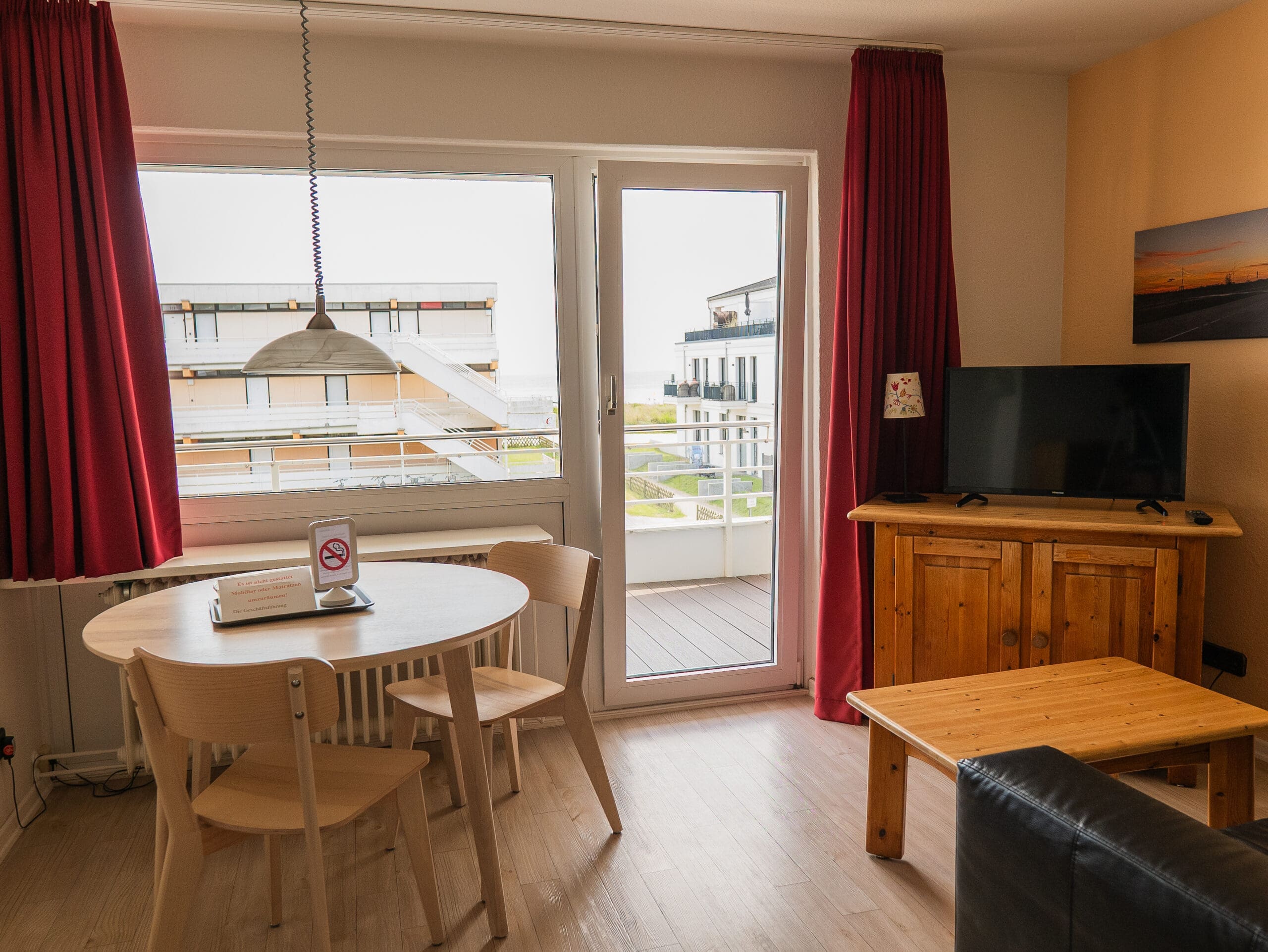 Wohnzimmer mit runden Tisch und TV-Möbeln